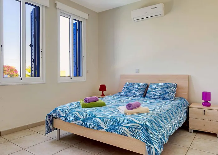 Latchi נאו חוריו